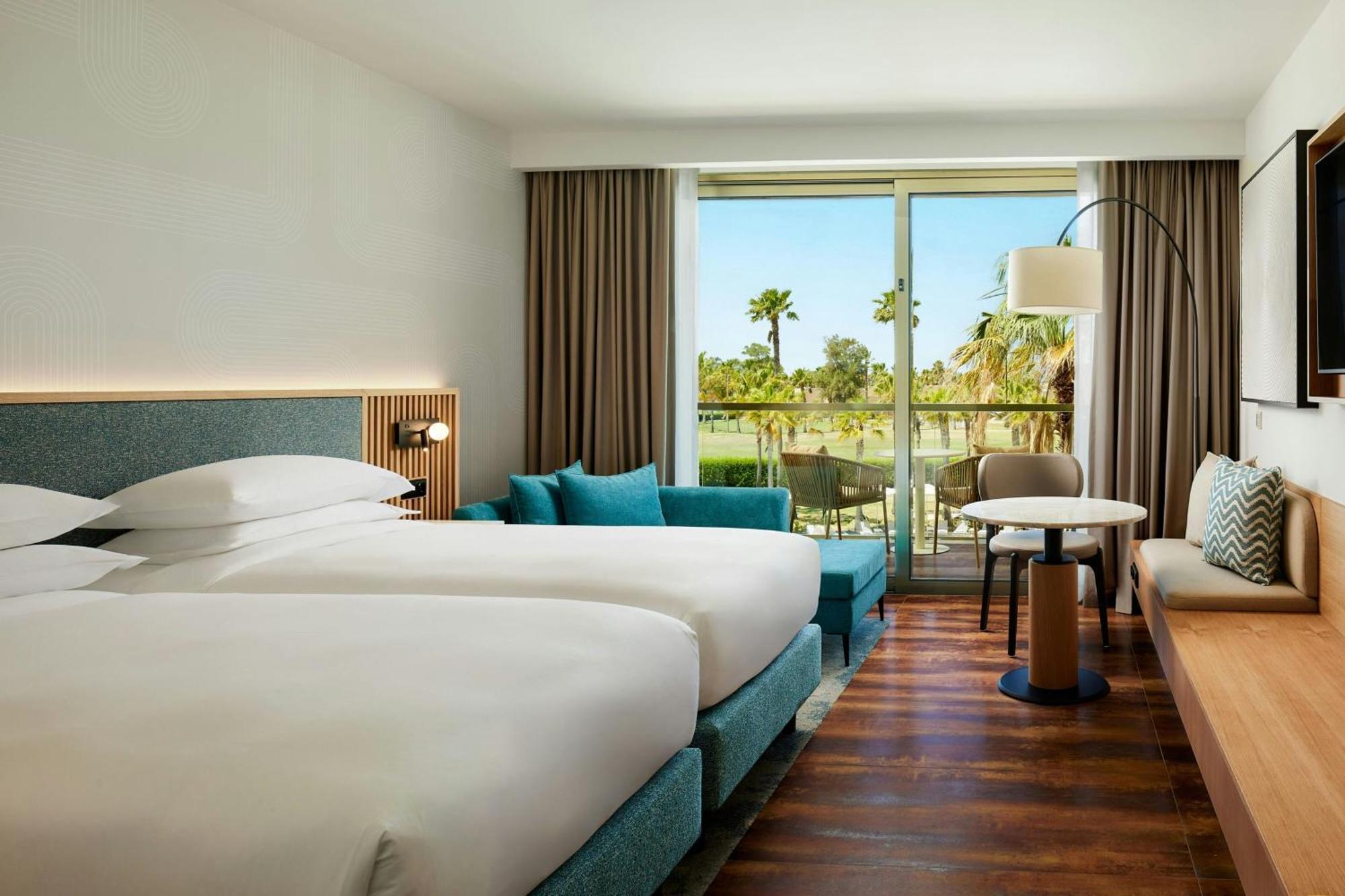 Chambre Lits Jumeaux de Luxe avec Balcon - Vue sur Piscine